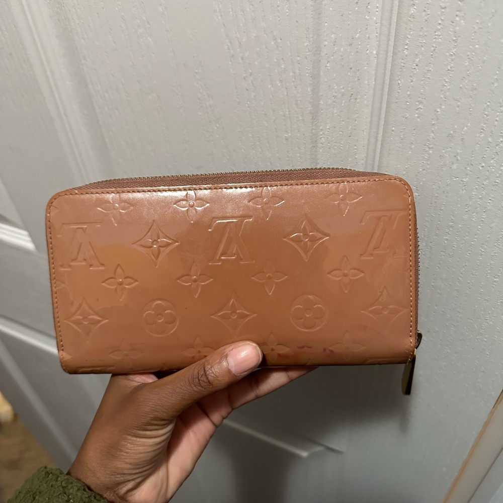 Louis Vuitton zippy wallet